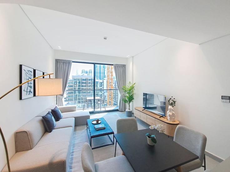 Elegante sala de estar con mobiliario moderno en un apartamento en Building 18A Street - vacationer - 1344598 en Al Satwa, Dubai Elegante sala de estar con mobiliario moderno en un apartamento en Building 18A Street - vacationer - 1344598 en Al Satwa, Dubai