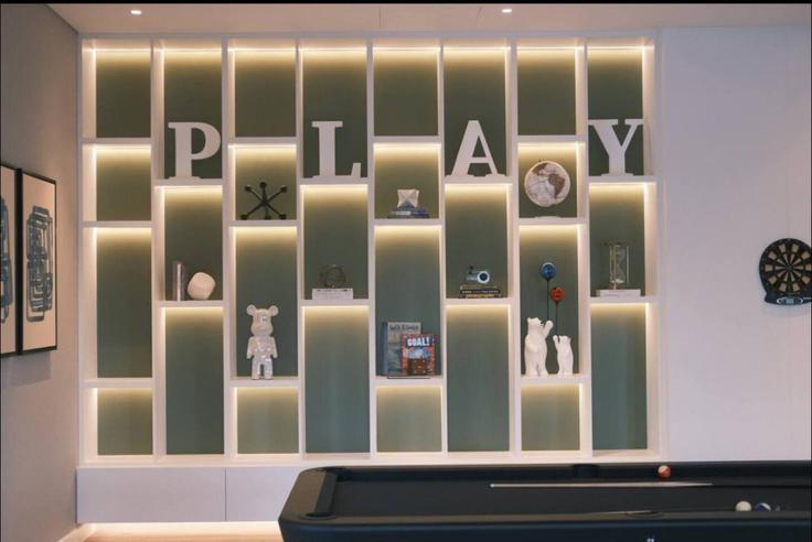 Elegant gestaltetes Wohnzimmer mit moderner Einrichtung in einer Wohnung im Building Al Raha St - vacationer - 1352459 in Al Wasl, Dubai