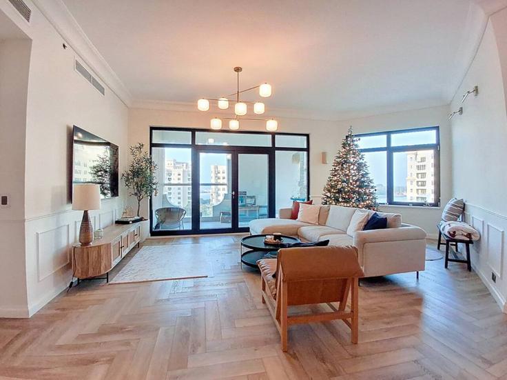 Building Palm Jumeirah Rd - vacationer - 1355635 adresindeki bir dairede modern mobilyalarla zarif bir şekilde tasarlanmış oturma odası Nakhlat Jumeira, Dubai