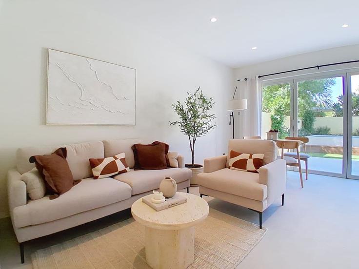 Sala de estar elegantemente projetada com móveis modernos em um apartamento no Building Tariaq Bedon Esm - vacationer - 1357373 em Al Thanyah Fourth, Dubai