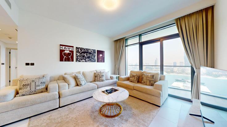 Sala de estar elegantemente projetada com móveis modernos em um apartamento no Building Tariaq Bedon Esm - vacationer - 1357374 em Marsa Dubai, Dubai