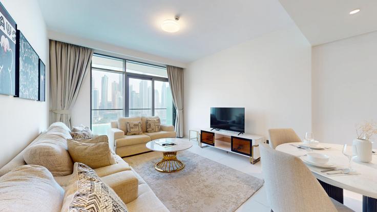 Sala de estar elegantemente projetada com móveis modernos em um apartamento no Building Tariaq Bedon Esm - vacationer - 1357374 em The Palm Jumeirah, Dubai