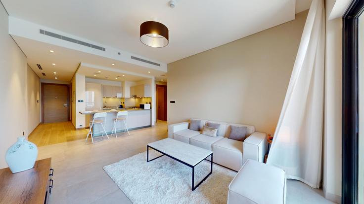 Sala de estar elegantemente projetada com móveis modernos em um apartamento no Building Tariaq Bedon Esm - vacationer - 1357375 em Nad Al Sheba, Dubai