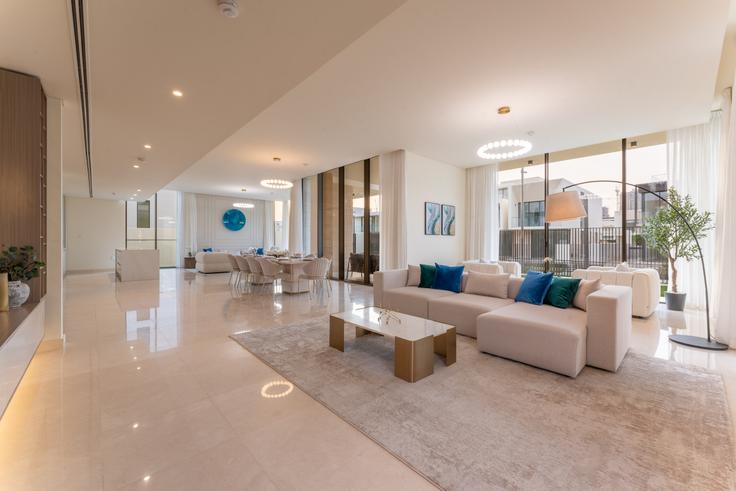 Elegant gestaltetes Wohnzimmer mit moderner Einrichtung in einer Wohnung im Building Tariaq Bedon Esm - vacationer - 1358027 in Hadaeq Sheikh Mohammed Bin Rashid, Dubai