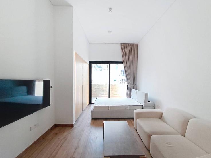 Elegant gestaltetes Wohnzimmer mit moderner Einrichtung in einer Wohnung im Building Tariaq Bedon Esm - vacationer - 1363971 in Al Barsha South Fourth, Dubai Elegant gestaltetes Wohnzimmer mit moderner Einrichtung in einer Wohnung im Building Tariaq Bedon Esm - vacationer - 1363971 in Al Barsha South Fourth, Dubai