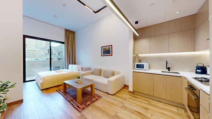 Elegante sala de estar con mobiliario moderno en un apartamento en Building Tariaq Bedon Esm - vacationer - 1363971 en Jumeirah Village, Dubai