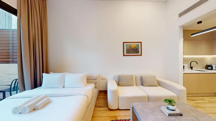 Salle de séjour élégante avec mobilier moderne dans un appartement à Building Tariaq Bedon Esm - vacationer - 1363971 à Al Barsha South Fourth, Dubai Salle de séjour élégante avec mobilier moderne dans un appartement à Building Tariaq Bedon Esm - vacationer - 1363971 à Al Barsha South Fourth, Dubai