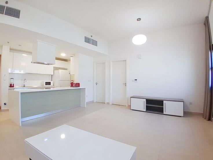 Elegante sala de estar con mobiliario moderno en un apartamento en Building Al Fay Road - vacationer - 1365880 en Me'aisem First, Dubai