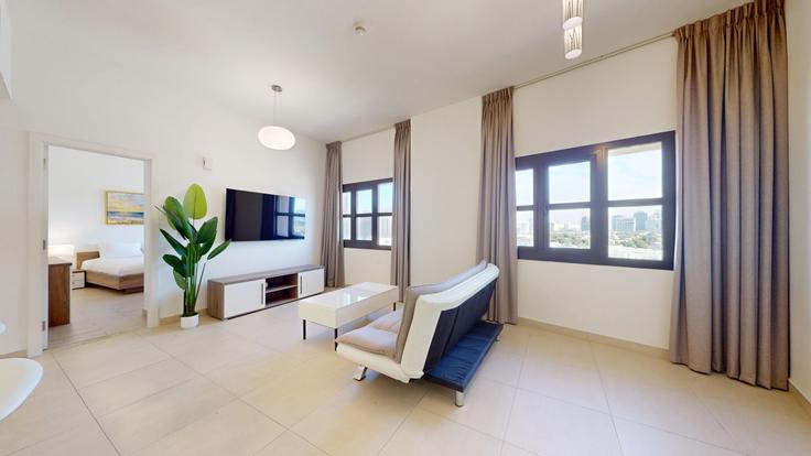 Sala de estar elegantemente projetada com móveis modernos em um apartamento no Building Al Fay Road - vacationer - 1365880 em Me'aisem First, Dubai Sala de estar elegantemente projetada com móveis modernos em um apartamento no Building Al Fay Road - vacationer - 1365880 em Me'aisem First, Dubai