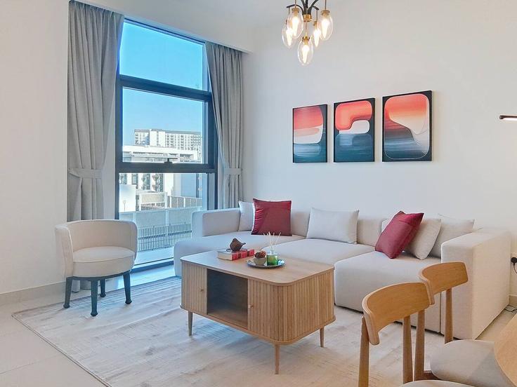 Building Tariaq Bedon Esm - vacationer - 1366351 adresindeki bir dairede modern mobilyalarla zarif bir şekilde tasarlanmış oturma odası Dubai Hills Estate, Dubai