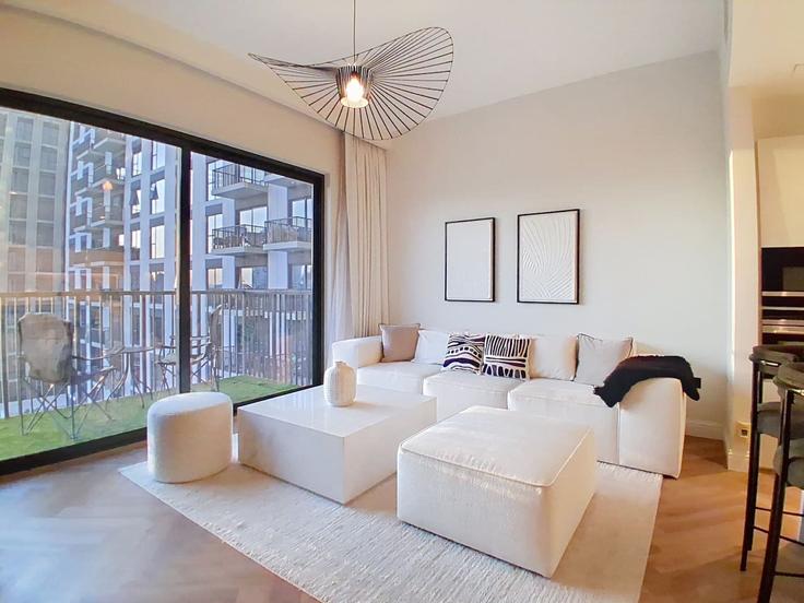 Sala de estar elegantemente projetada com móveis modernos em um apartamento no Building Tariaq Bedon Esm - vacationer - 1366719 em Dubai Hills Estate, Dubai