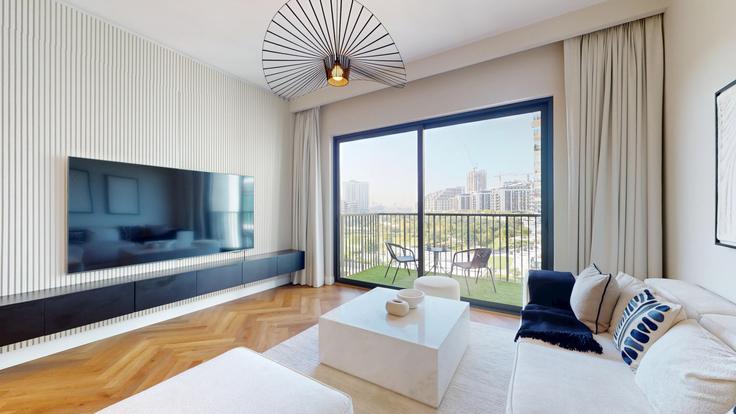 Sala de estar elegantemente projetada com móveis modernos em um apartamento no Building Tariaq Bedon Esm - vacationer - 1366719 em Dubai Hills Estate, Dubai