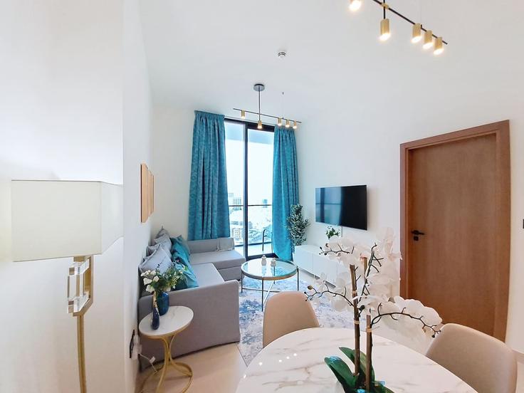 Al Barsha South Fourth, Dubai 소재 Building Assel Blvd - vacationer - 1369833 유닛에 마련된, 현대적인 가구로 꾸며진 우아한 디자인의 거실 Al Barsha South Fourth, Dubai 소재 Building Assel Blvd - vacationer - 1369833 유닛에 마련된, 현대적인 가구로 꾸며진 우아한 디자인의 거실