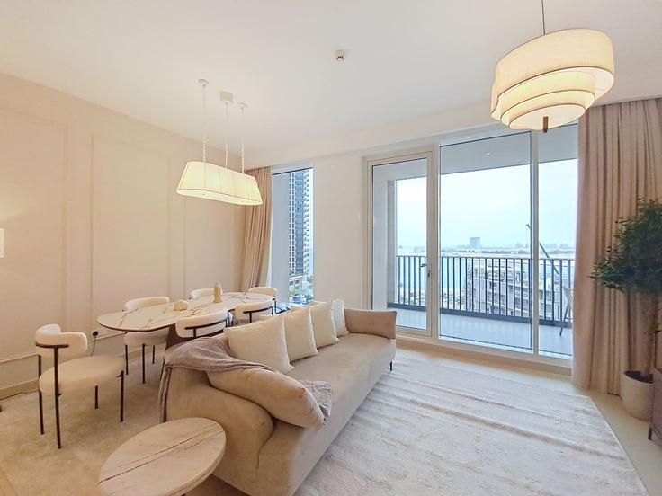 Dubai Al Kheeran FirstのBuilding Tariaq Bedon Esm - vacationer - 1371488のアパートメントにある、モダンな家具を備えたエレガントなデザインのリビングルーム Dubai Al Kheeran FirstのBuilding Tariaq Bedon Esm - vacationer - 1371488のアパートメントにある、モダンな家具を備えたエレガントなデザインのリビングルーム