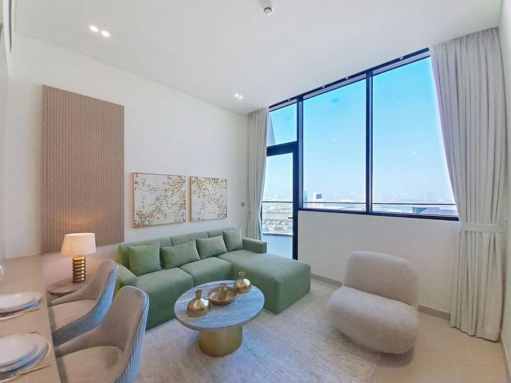 Elegante sala de estar con mobiliario moderno en un apartamento en Building Jumeriah Village St 1 - vacationer - 1378949 en Al Barsha South Fourth, Dubai Elegante sala de estar con mobiliario moderno en un apartamento en Building Jumeriah Village St 1 - vacationer - 1378949 en Al Barsha South Fourth, Dubai