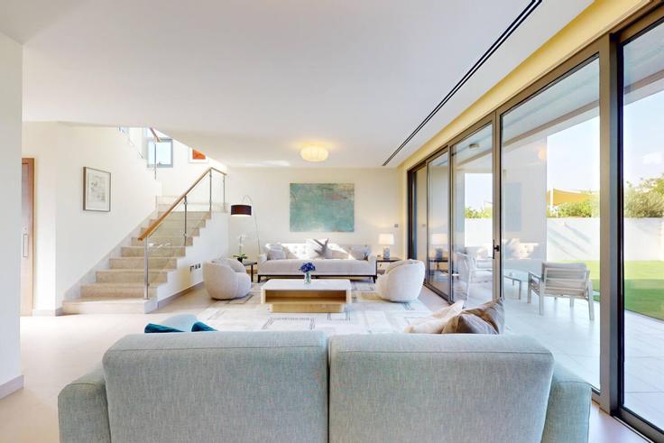 Building Tariaq Bedon Esm - vacationer - 1391898 adresindeki bir dairede modern mobilyalarla zarif bir şekilde tasarlanmış oturma odası Dubai Hills Estate, Dubai