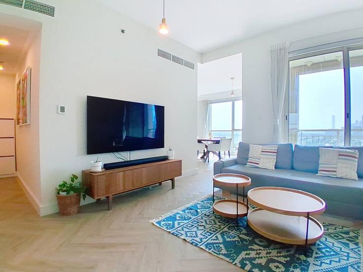 Sala de estar elegantemente projetada com móveis modernos em um apartamento no Building Al Pherdan - vacationer - 1460857 em Al Barsha, Dubai