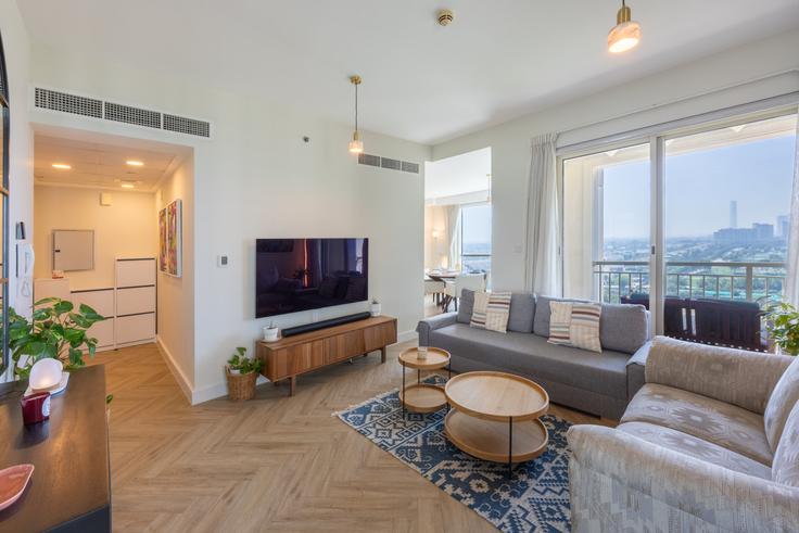 Sala de estar elegantemente projetada com móveis modernos em um apartamento no Building Al Pherdan - vacationer - 1460857 em Al Barsha, Dubai