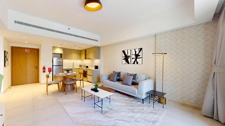 Salle de séjour élégante avec mobilier moderne dans un appartement à Building Tariaq Bedon Esm - vacationer - 1466505 à Umm Suqeim Third, Dubai Salle de séjour élégante avec mobilier moderne dans un appartement à Building Tariaq Bedon Esm - vacationer - 1466505 à Umm Suqeim Third, Dubai