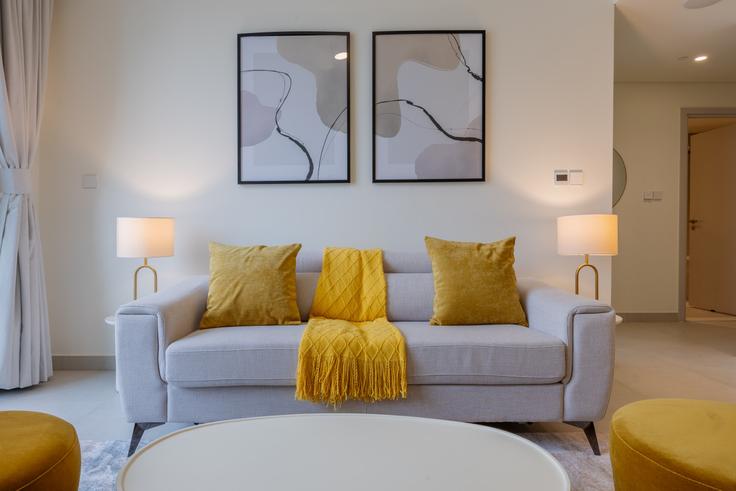 Sala de estar elegantemente projetada com móveis modernos em um apartamento no Building Tariaq Bedon Esm - vacationer - 1475395 em Marsa Dubai, Dubai
