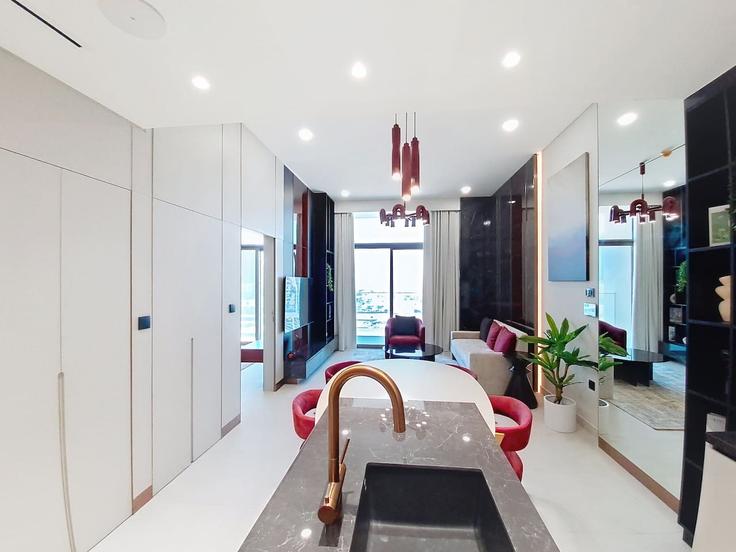 Elegant gestaltetes Wohnzimmer mit moderner Einrichtung in einer Wohnung im Building 308th Road - vacationer - 1490229 in Al Satwa, Dubai