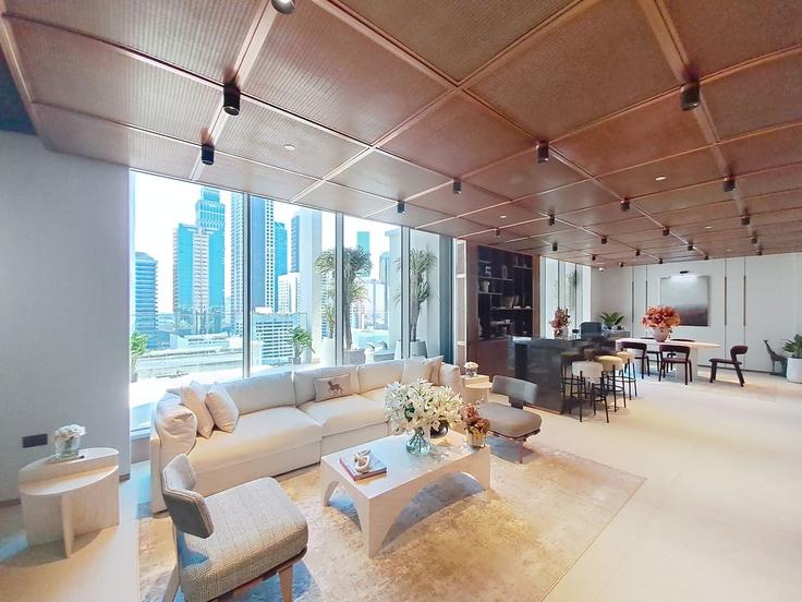 Elegant gestaltetes Wohnzimmer mit moderner Einrichtung in einer Wohnung im Building 308th Road - vacationer - 1490230 in Al Satwa, Dubai