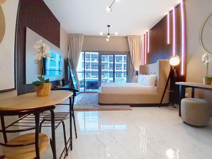 Elegante sala de estar con mobiliario moderno en un apartamento en Building Tariaq Bedon Esm - vacationer - 1501204 en Madinat Al Mataar, Dubai