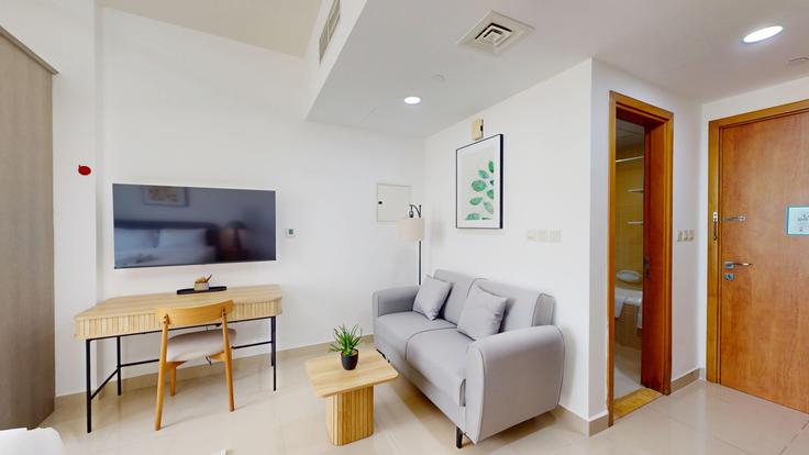 Building Tariaq Bedon Esm - vacationer - 1501207 adresindeki bir dairede modern mobilyalarla zarif bir şekilde tasarlanmış oturma odası Me'aisem First, Dubai