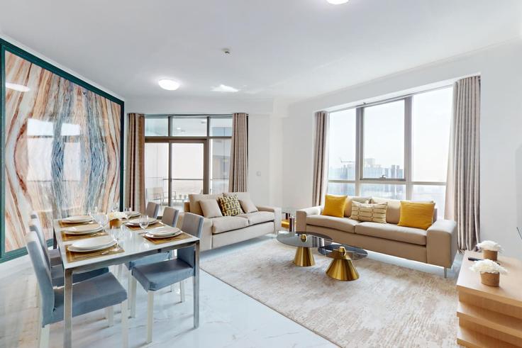 Elegant gestaltetes Wohnzimmer mit moderner Einrichtung in einer Wohnung im Building Tariaq Bedon Esm - vacationer - 1501523 in Dubai Marina, Dubai