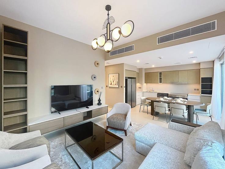 Salle de séjour élégante avec mobilier moderne dans un appartement à Building Tariaq Bedon Esm - vacationer - 1510227 à Wadi Al Safa 5, Dubai