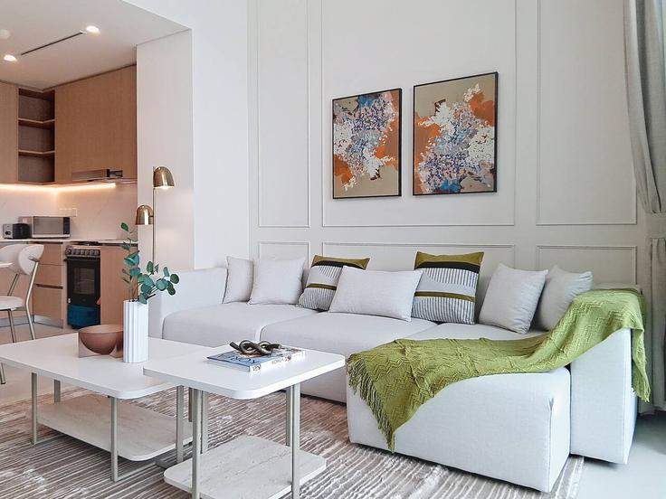 Salle de séjour élégante avec mobilier moderne dans un appartement à Building Tariaq Bedon Esm - vacationer - 1512411 à Dubai Hills Estate, Dubai