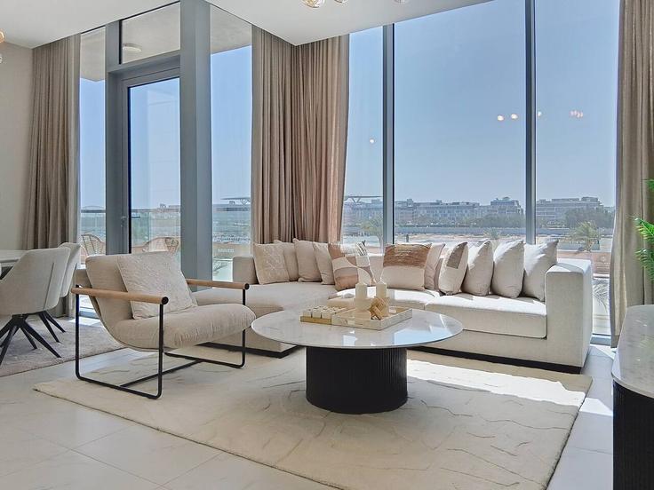 Elegant gestaltetes Wohnzimmer mit moderner Einrichtung in einer Wohnung im Building Tariaq Bedon Esm - vacationer - 1515257 in Al Merkadh, Dubai Elegant gestaltetes Wohnzimmer mit moderner Einrichtung in einer Wohnung im Building Tariaq Bedon Esm - vacationer - 1515257 in Al Merkadh, Dubai