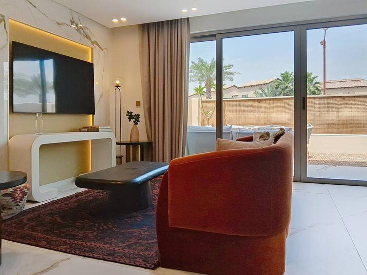 Sala de estar elegantemente projetada com móveis modernos em um apartamento no Building Tariaq Bedon Esm - vacationer - 1520570 em Jumeirah Golf Estates, Dubai
