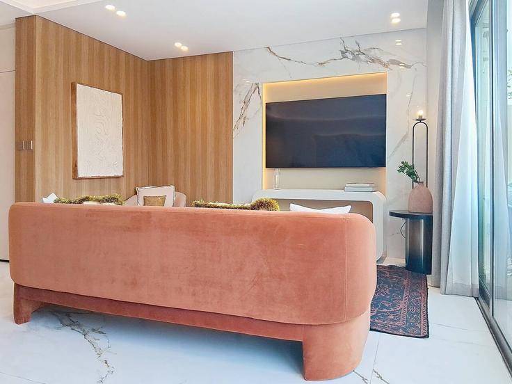 Salle de séjour élégante avec mobilier moderne dans un appartement à Building Tariaq Bedon Esm - vacationer - 1520570 à Jumeirah Golf Estates, Dubai