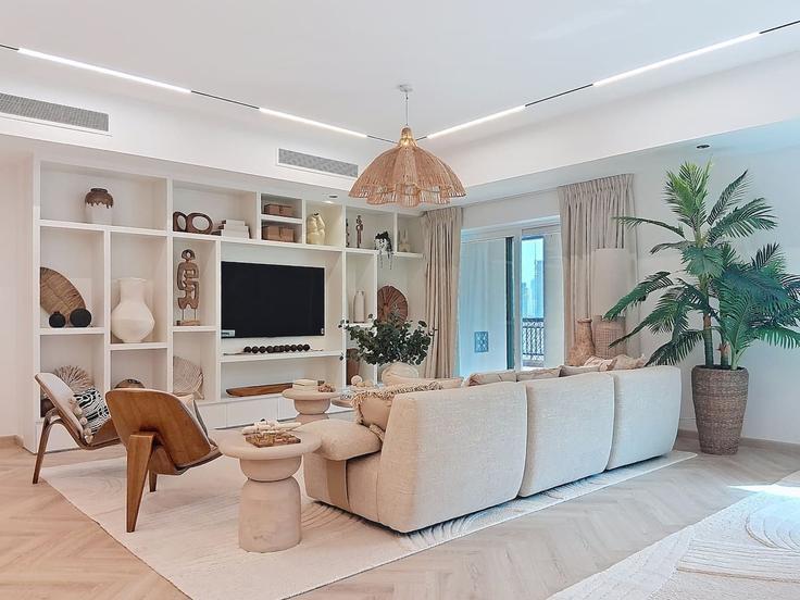 Sala de estar elegantemente projetada com móveis modernos em um apartamento no Building Tariaq Bedon Esm - vacationer - 1521436 em The Palm Jumeirah, Dubai