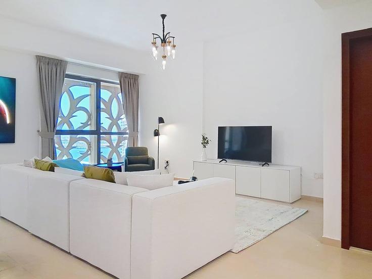 Salle de séjour élégante avec mobilier moderne dans un appartement à Building Al Gharbi Street - vacationer - 1522110 à Dubai Marina, Dubai