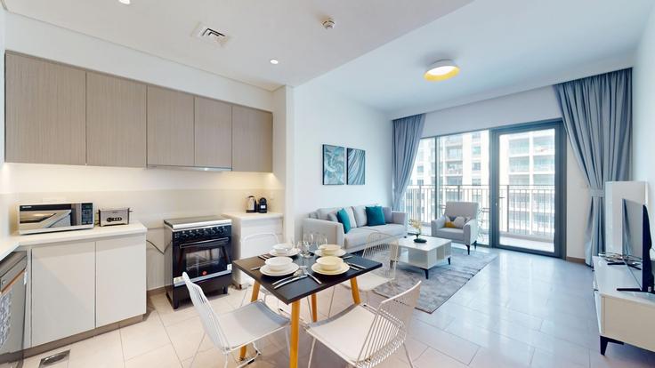 Sala de estar elegantemente projetada com móveis modernos em um apartamento no Building Tariaq Bedon Esm - vacationer - 1574107 em Dubai Hills Estate, Dubai Sala de estar elegantemente projetada com móveis modernos em um apartamento no Building Tariaq Bedon Esm - vacationer - 1574107 em Dubai Hills Estate, Dubai