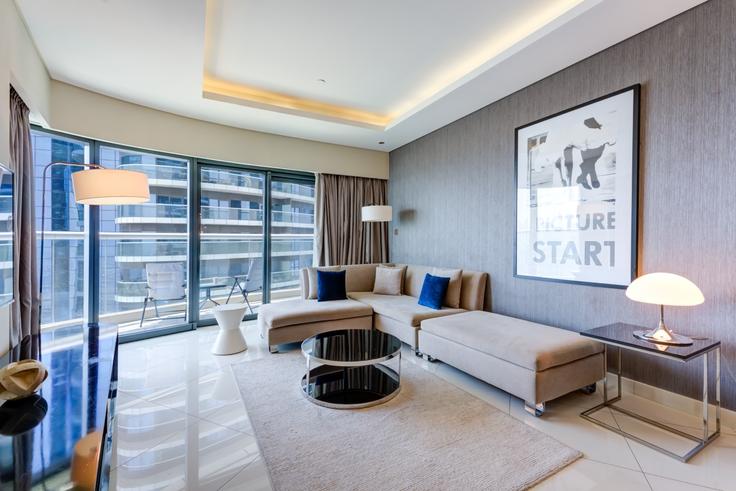 Sala de estar elegantemente projetada com móveis modernos em um apartamento no Building Marasi Drive - vacationer - 1581097 em Business Bay, Dubai Sala de estar elegantemente projetada com móveis modernos em um apartamento no Building Marasi Drive - vacationer - 1581097 em Business Bay, Dubai