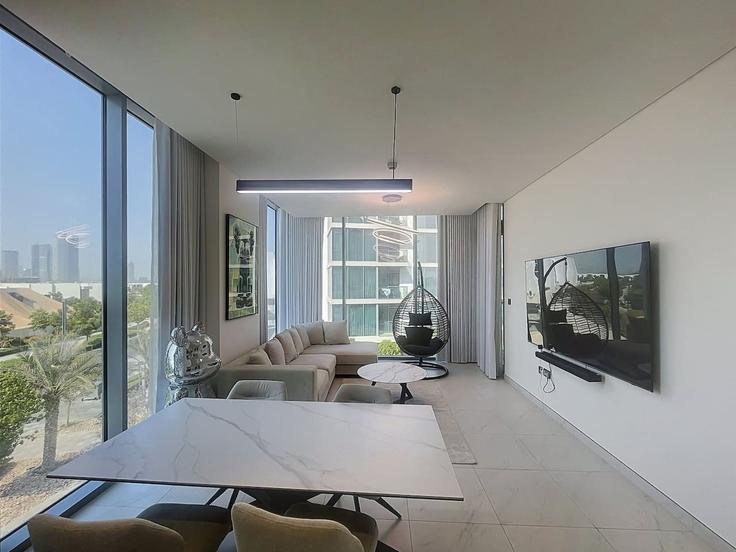 Elegant gestaltetes Wohnzimmer mit moderner Einrichtung in einer Wohnung im Building Unnamed Road - vacationer - 1628105 in Al Merkadh, Dubai