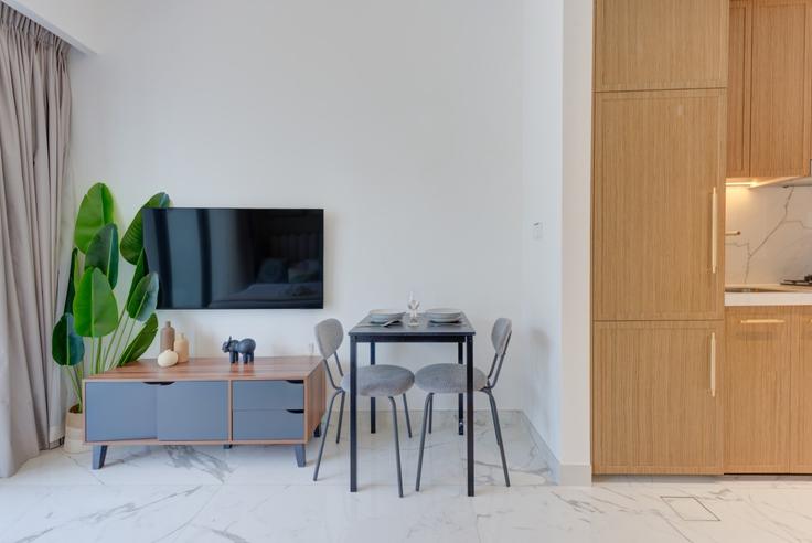 Building Tariaq Bedon Esm - vacationer - 1628916 adresindeki bir dairede modern mobilyalarla zarif bir şekilde tasarlanmış oturma odası Nad Al Sheba, Dubai Building Tariaq Bedon Esm - vacationer - 1628916 adresindeki bir dairede modern mobilyalarla zarif bir şekilde tasarlanmış oturma odası Nad Al Sheba, Dubai