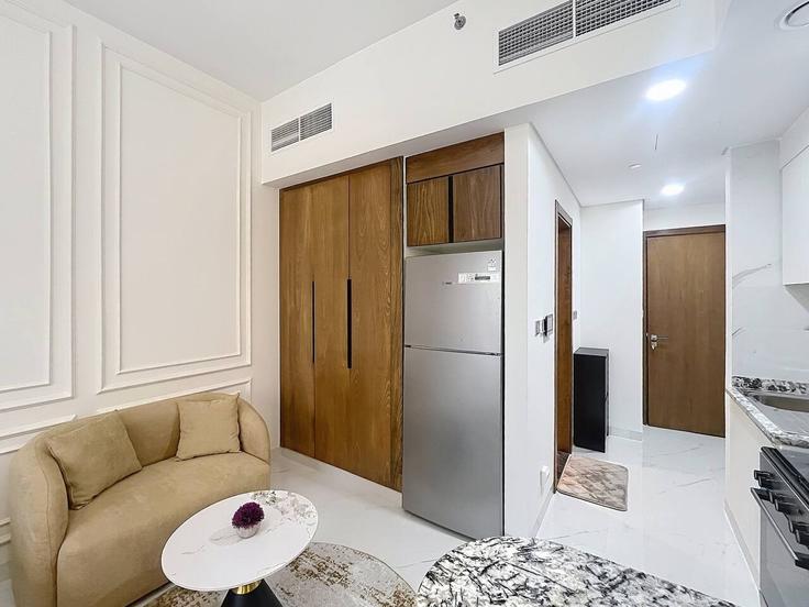 Sala de estar elegantemente projetada com móveis modernos em um apartamento no Building Street 15C - vacationer - 1638176 em Al Satwa, Dubai Sala de estar elegantemente projetada com móveis modernos em um apartamento no Building Street 15C - vacationer - 1638176 em Al Satwa, Dubai