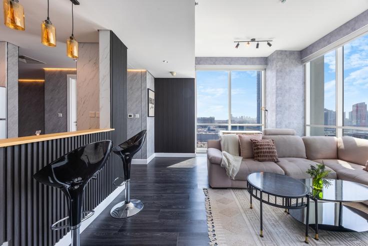 Elegante sala de estar con mobiliario moderno en un apartamento en Building Al Kazim Building - vacationer - 1648125 en Al Sufouh 1, Dubai