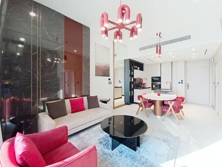 Elegante sala de estar con mobiliario moderno en un apartamento en Building 41st Street - vacationer - 1697132 en Al Satwa, Dubai Elegante sala de estar con mobiliario moderno en un apartamento en Building 41st Street - vacationer - 1697132 en Al Satwa, Dubai