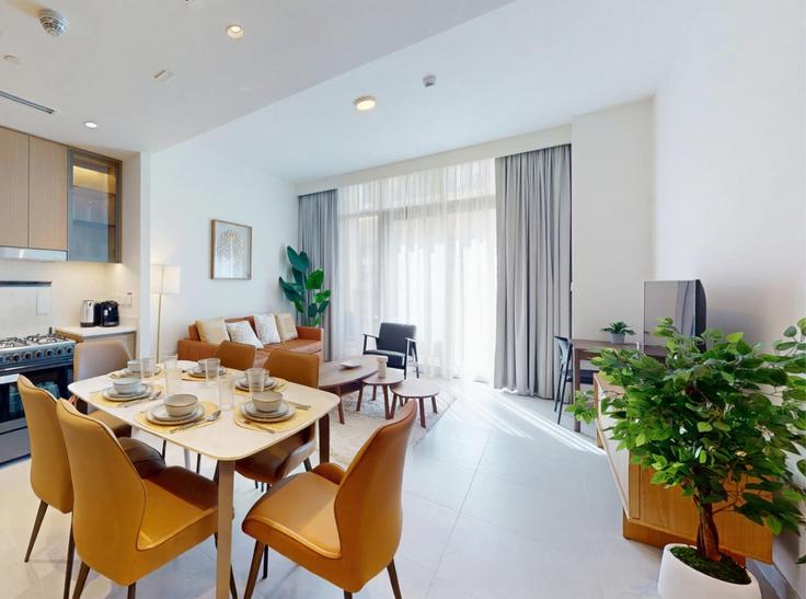 Sala de estar elegantemente projetada com móveis modernos em um apartamento no Building Tariaq Bedon Esm - vacationer - 1436581 em Al Kheeran First, Dubai