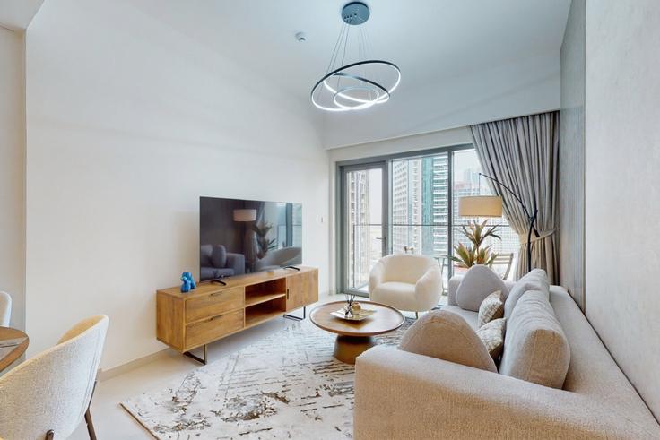 Sala de estar elegantemente projetada com móveis modernos em um apartamento no Building Burj Khalifa Boulevard - vacationer - 1046671 - DXB em Downtown Dubai, Dubai