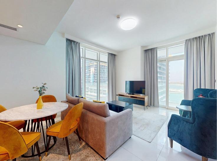 Salle de séjour élégante avec mobilier moderne dans un appartement à Building Tariaq Bedon Esm - vacationer - 1046617 - DXB à The Palm Jumeirah, Dubai Salle de séjour élégante avec mobilier moderne dans un appartement à Building Tariaq Bedon Esm - vacationer - 1046617 - DXB à The Palm Jumeirah, Dubai