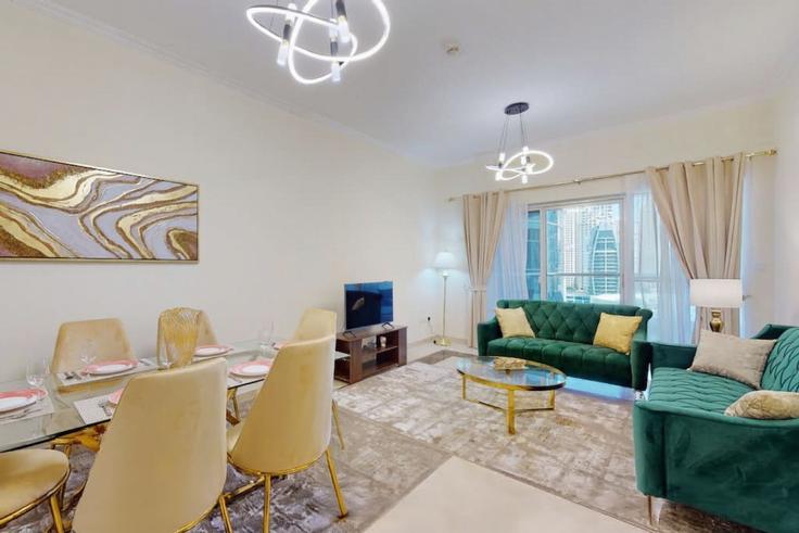 Elegante sala de estar con mobiliario moderno en un apartamento en Building Al Jamayel Street - vacationer - 1046637 - DXB en Dubai Marina, Dubai
