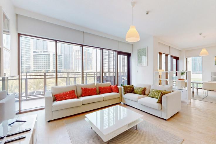 Elegant gestaltetes Wohnzimmer mit moderner Einrichtung in einer Wohnung im Building Tariaq Bedon Esm - vacationer - 1046673 - DXB in Ras Al Khor, Dubai