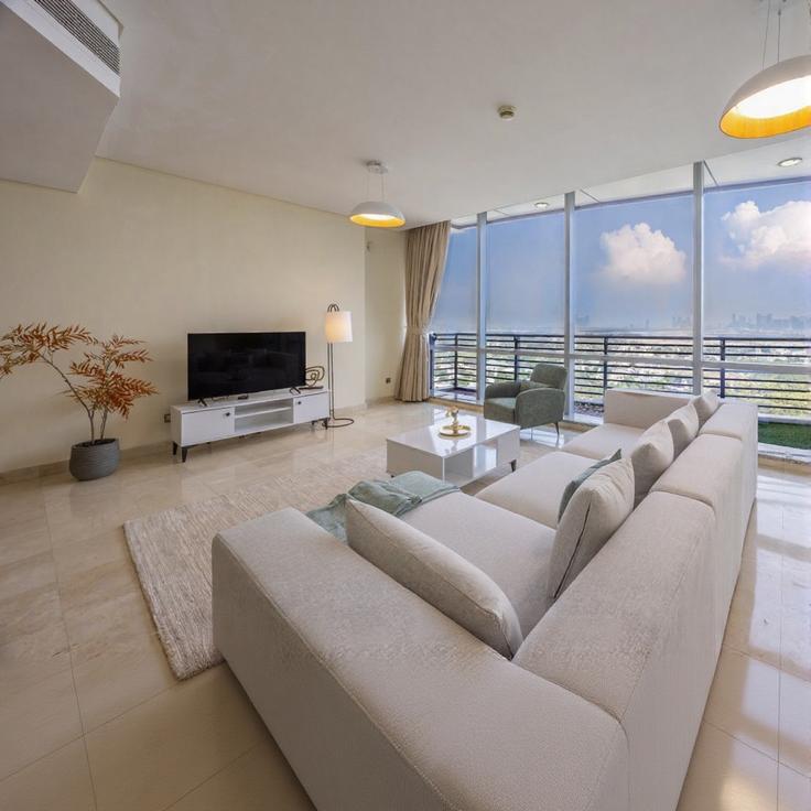 Elegante sala de estar con mobiliario moderno en un apartamento en Building Al Mustaqbal Street - vacationer - 1590452 en Trade Center, Dubai