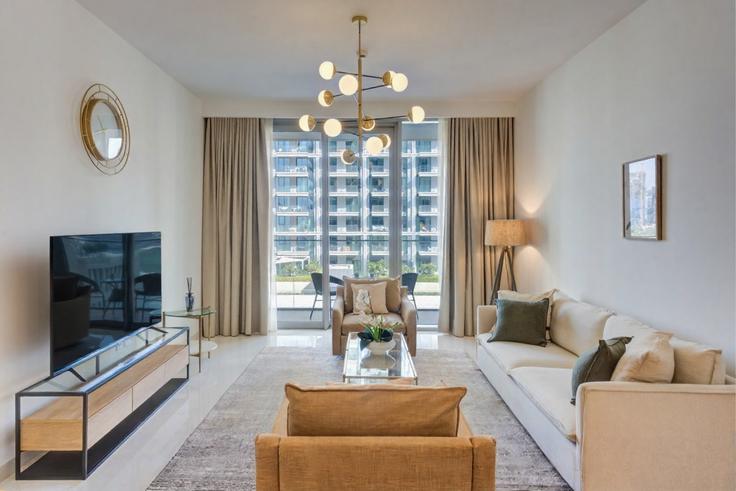 Salle de séjour élégante avec mobilier moderne dans un appartement à Building Unnamed Road - vacationer - 1625406 à Dubai Marina, Dubai